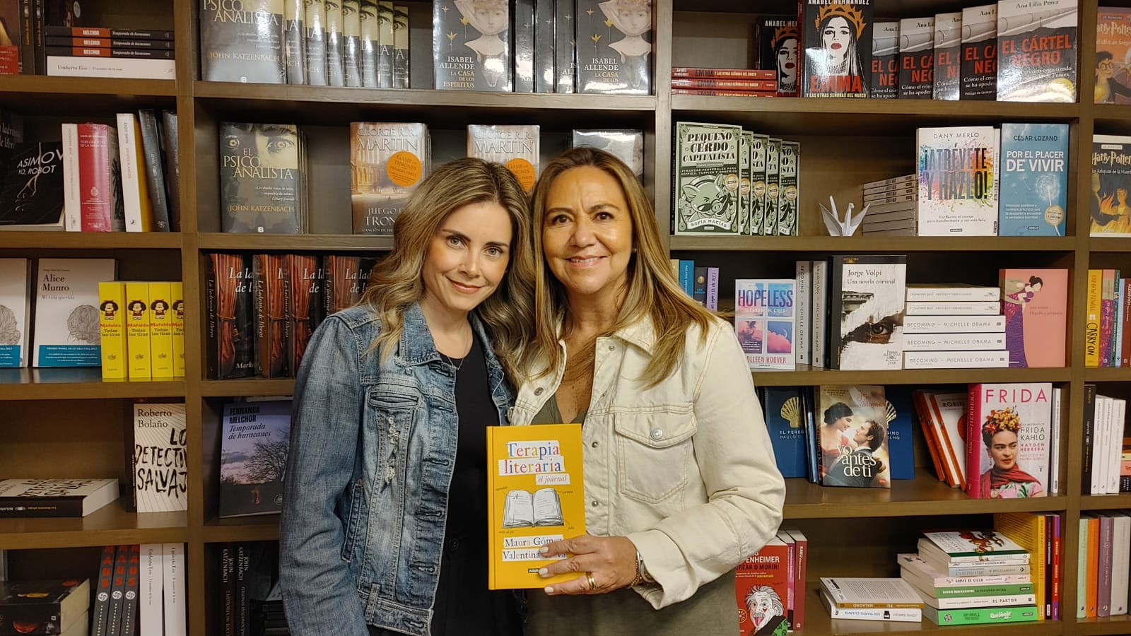 Maura y Valentina presentan su nuevo libro «Terapia literaria El journal» -  Viernes magazine