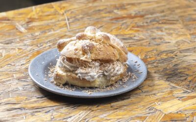 Te compartimos una rebanada de pan de muerto con crema batida sabor Baileys