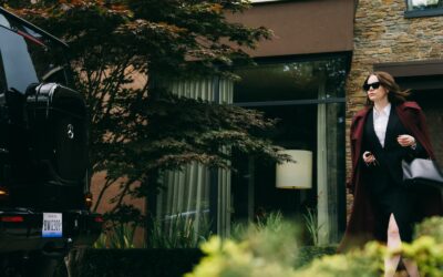 Emma Stone y el director Yorgos Lanthimos más el primer tráiler de la película «Bugonia»