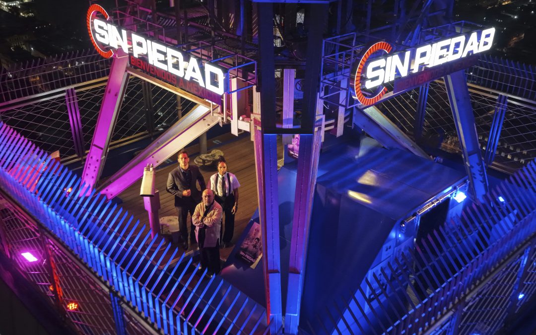 Chris Pratt, Kali Reis y Timur Bekmambetov suben a la Torre Latinoamericana