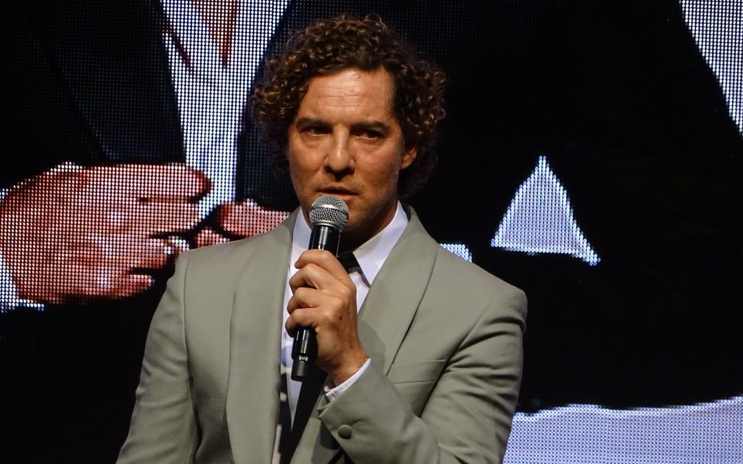 David Bisbal hace un homenaje a la música romántica con «eternos» y anuncia tour